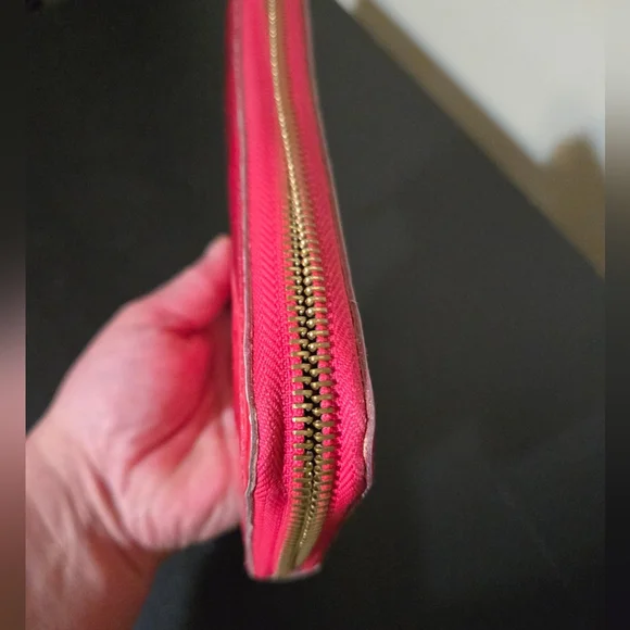 HTF!! Authentic Louis Vuitton pink vernis leather zip wallet in good condition Wallets